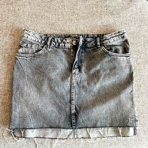 Women’s H&M DIVIDED grey denim raw hem mini skirt